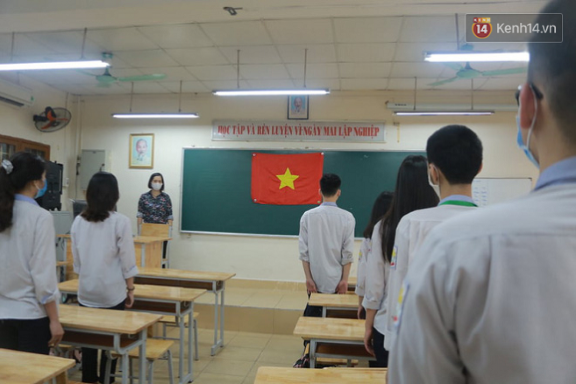 Chùm ảnh độc đáo:  Lần đầu tiên, những tiết chào cờ đầu tuần diễn ra ngay trong lớp học