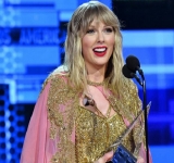 Taylor Swift thắng giải 'Nghệ sĩ của năm'